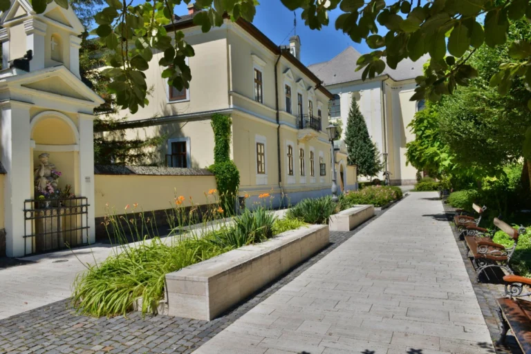 Kőbe formált térélmény: Jászberény, Szentháromság tér