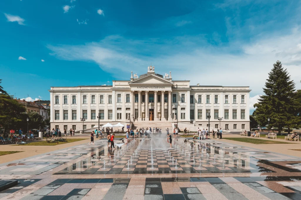 Kő és víz harmóniája: Szeged, Móra Ferenc park