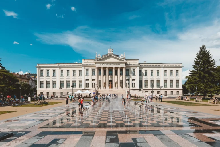 Kő és víz harmóniája: Szeged, Móra Ferenc park
