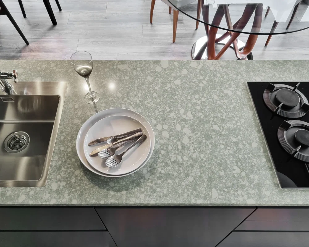 stone-italiana-comsmolite-materiale-ecosostenibile-isola-centrale-cucina-verde-lucido-top-cucina.jpg