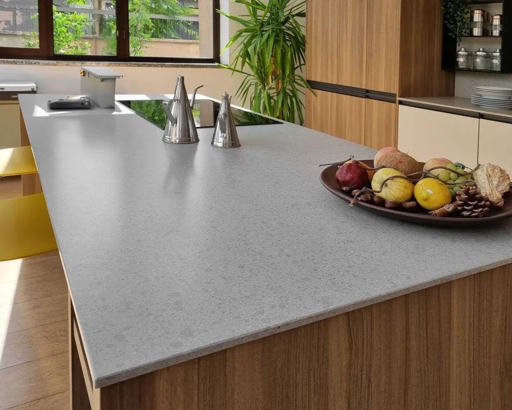 stone-italiana-cosmolite-materiale-ecosostenibiile-meteor-cold-cucina-di-design-legno-beige-isola-centrale-zona-snack.jpg