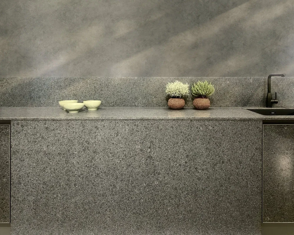 stone-italiana-top-cucina-cosmolite-kstar-starblack-1.jpg