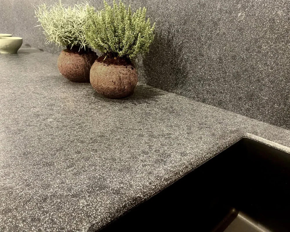 stone-italiana-top-cucina-cosmolite-kstar-starblack-2-1.jpg