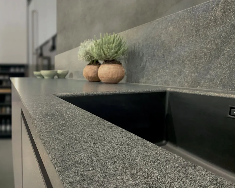 stone-italiana-top-cucina-cosmolite-kstar-starblack.jpg